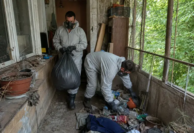 Разчистване на стаи, затрупани с боклук в Смолян