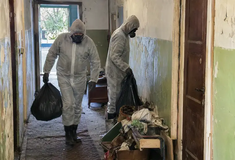 Разчистване на тежко занемарени апартаменти в Ямбол