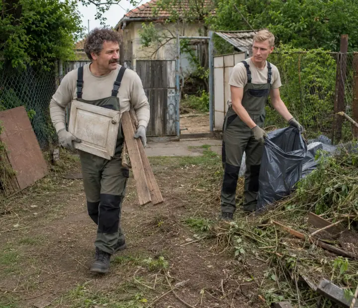 Извозване на натрупан боклук от парцели в Пазарджик